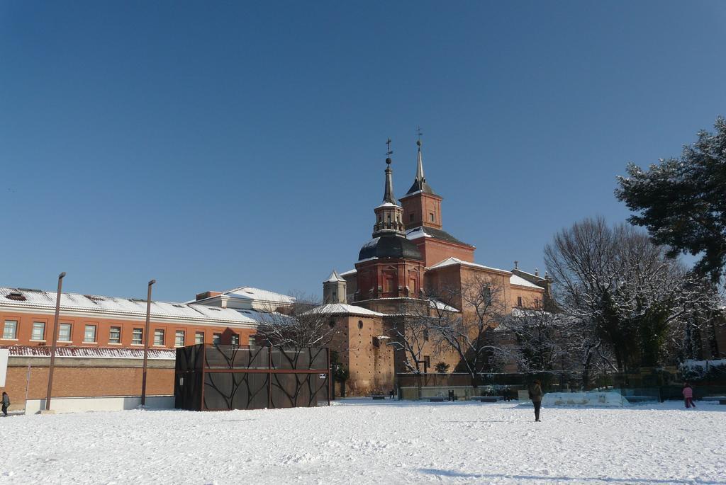 Отель Ciudad De Alcala Алькала-де-Энарес Экстерьер фото