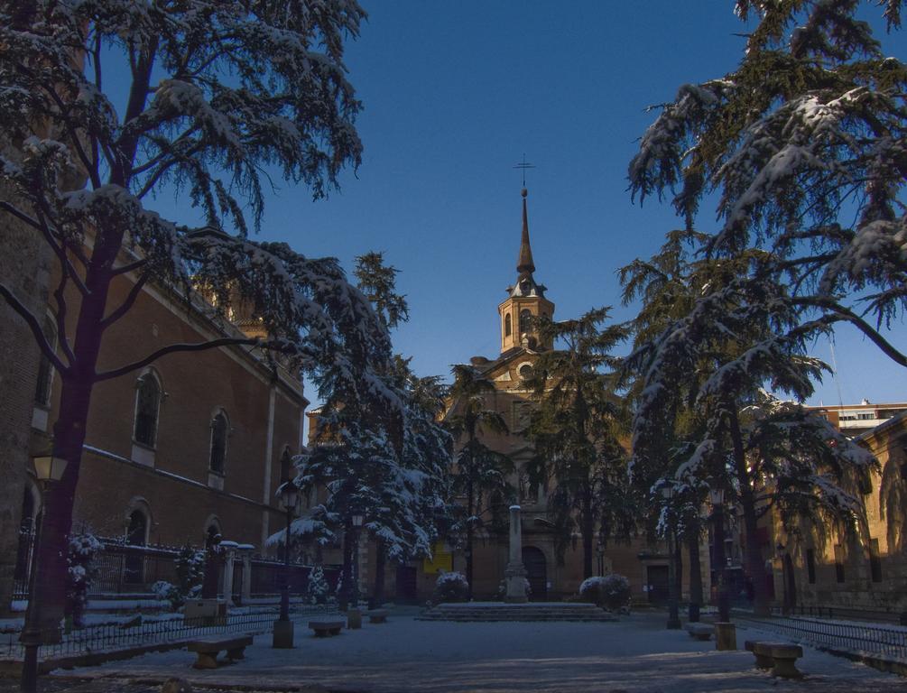 Отель Ciudad De Alcala Алькала-де-Энарес Экстерьер фото