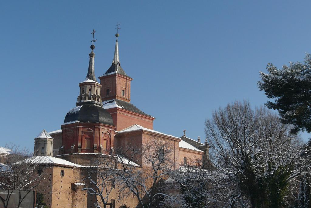 Отель Ciudad De Alcala Алькала-де-Энарес Экстерьер фото