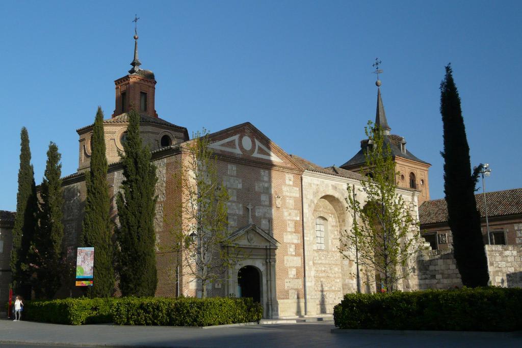 Отель Ciudad De Alcala Алькала-де-Энарес Экстерьер фото